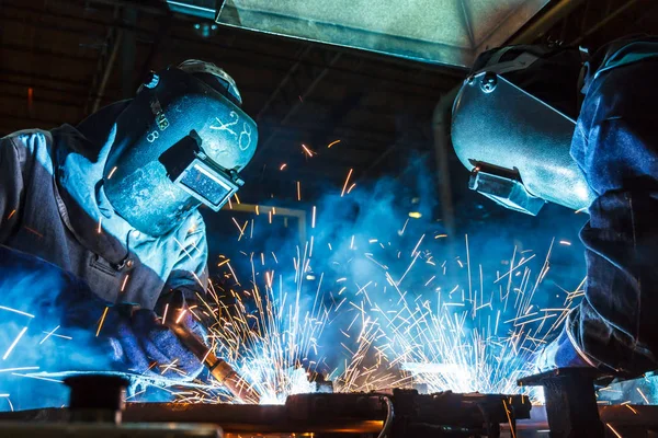 Trabalhador Equipe Com Máscara Protetora Soldagem Metal — Fotografia de Stock