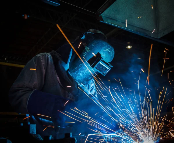 Movimento Trabalhadores Com Máscara Protetora Metal Solda — Fotografia de Stock