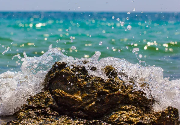 风浪打上一个热带海滩岩 — 图库照片