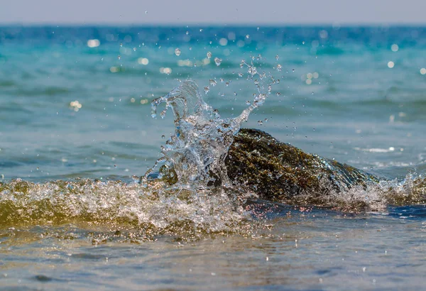 风浪打上一个热带海滩岩 — 图库照片