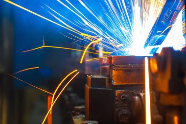 Kaynak robotları hareket bir araba fabrikasında