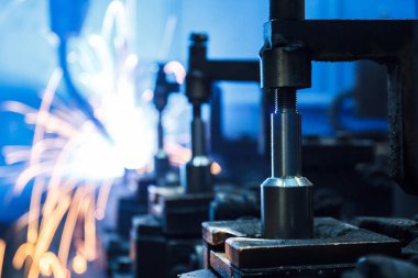 Kaynak robotları hareket bir araba fabrikasında