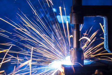 Kaynak robotları hareket bir araba fabrikasında