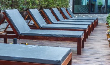 Tahta at uzun koltuk yakınındaki havuzu, ahşap havuzu yataklar - portre.