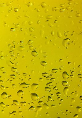 Arka plan olarak cam yüzeyine su damlalarının yakın plan görüntüsü