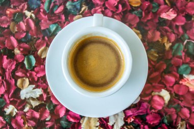 Gözlük renkli çiçekler gibi arka planda içme kahve.