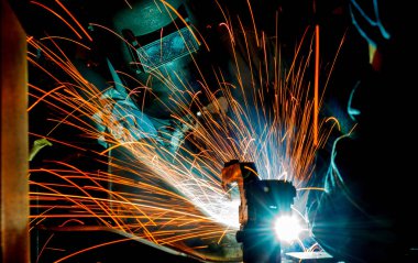 İşçi kaynak metal koruyucu maskeyle, bilgi işlem yapmaya gaz kaynak araba sanayi