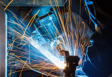 İşçi kaynak metal koruyucu maskeyle, bilgi işlem yapmaya gaz kaynak araba sanayi