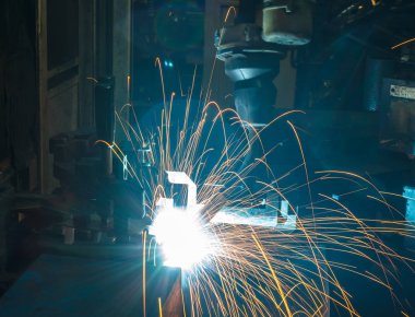 Kaynak robotları hareket bir araba fabrikasında