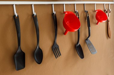 Beyaz çini katlı modern bir ev mutfağında.