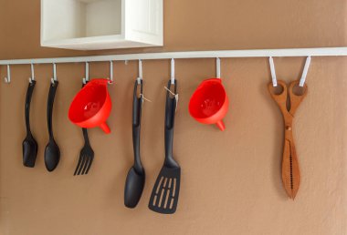 Beyaz çini katlı modern bir ev mutfağında.
