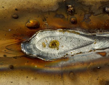 çelik sac metal fabrikasında Endüstriyel çelik kaynakçı üzerine dikiş kaynağı