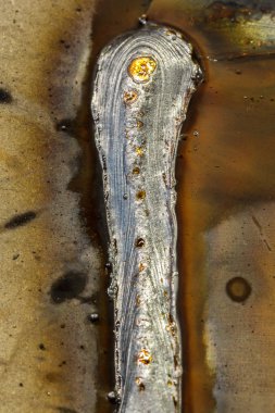 çelik sac metal fabrikasında Endüstriyel çelik kaynakçı üzerine dikiş kaynağı