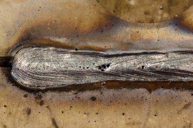 çelik sac metal fabrikasında Endüstriyel çelik kaynakçı üzerine dikiş kaynağı