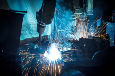 Kaynak robotları hareket bir araba fabrikasında