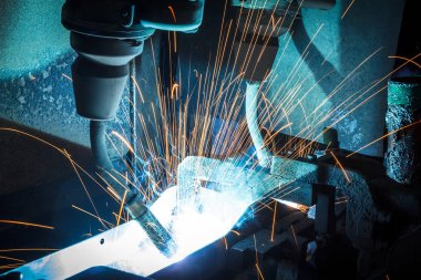 Kaynak robotları hareket bir araba fabrikasında