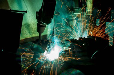 Kaynak robotları hareket bir araba fabrikasında