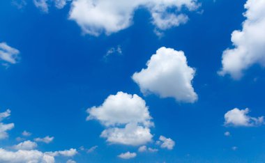 Mavi gökyüzü bulutlu kadar güzel yakın.