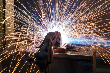 Kaynak robotları hareket bir araba fabrikasında