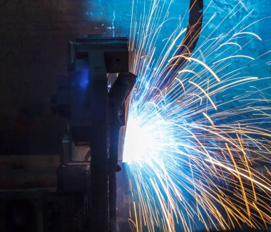 Kaynak robotları hareket otomotiv sektöründe temsil