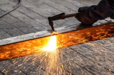 Kaynakçı tarafından kesme metal konstrüksiyon imali atölye büyük portakal kullanarak şekillenmesine yol açtı