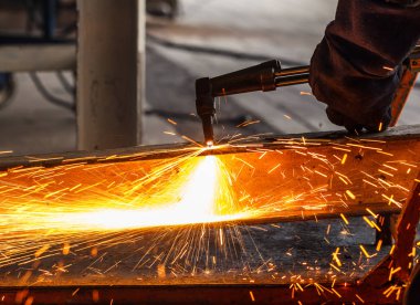 Kaynakçı tarafından kesme metal konstrüksiyon imali atölye büyük portakal kullanarak şekillenmesine yol açtı