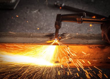 Kaynakçı tarafından kesme metal konstrüksiyon imali atölye büyük portakal kullanarak şekillenmesine yol açtı