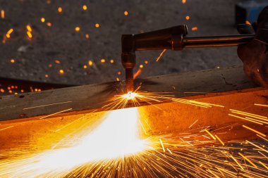 Kaynakçı tarafından kesme metal konstrüksiyon imali atölye büyük portakal kullanarak şekillenmesine yol açtı