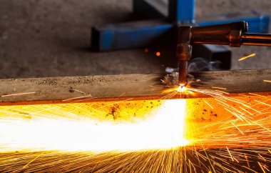 Kaynakçı tarafından kesme metal konstrüksiyon imali atölye büyük portakal kullanarak şekillenmesine yol açtı