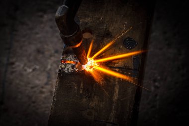 Kaynakçı tarafından kesme metal konstrüksiyon imali atölye büyük portakal kullanarak şekillenmesine yol açtı