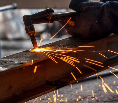 Kaynakçı tarafından kesme metal konstrüksiyon imali atölye büyük portakal kullanarak şekillenmesine yol açtı