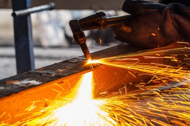 Kaynakçı tarafından kesme metal konstrüksiyon imali atölye büyük portakal kullanarak şekillenmesine yol açtı