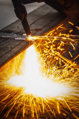 Kaynakçı tarafından kesme metal konstrüksiyon imali atölye büyük portakal kullanarak şekillenmesine yol açtı