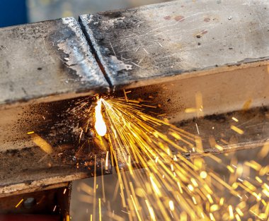 Kaynakçı tarafından kesme metal konstrüksiyon imali atölye büyük portakal kullanarak şekillenmesine yol açtı