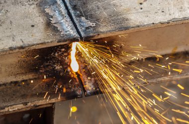 Kaynakçı tarafından kesme metal konstrüksiyon imali atölye büyük portakal kullanarak şekillenmesine yol açtı