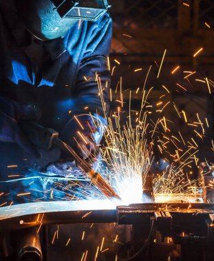 Kaynak metal koruyucu maske ile işçi hareketi.