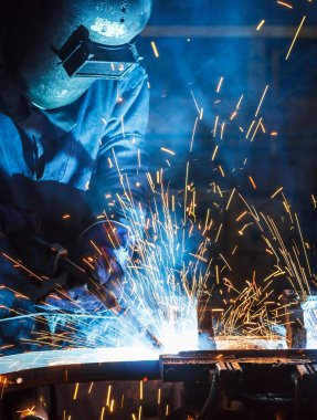 Kaynak metal koruyucu maske ile işçi hareketi.