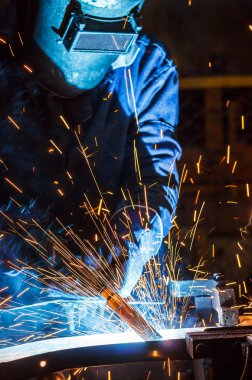 Kaynak metal koruyucu maske ile işçi hareketi.