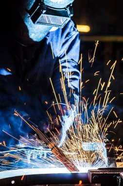 Kaynak metal koruyucu maske ile işçi hareketi.