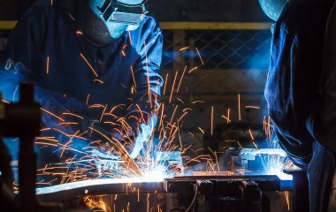 Kaynak metal koruyucu maske ile işçi hareketi.