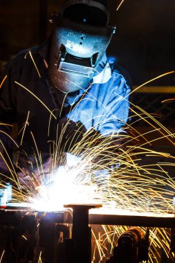 Kaynak metal koruyucu maske ile işçi hareketi.