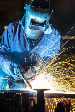 Kaynak metal koruyucu maske ile işçi hareketi.