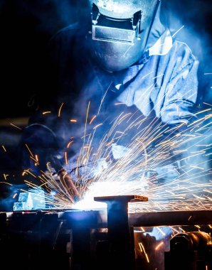 Kaynak metal koruyucu maske ile işçi hareketi.