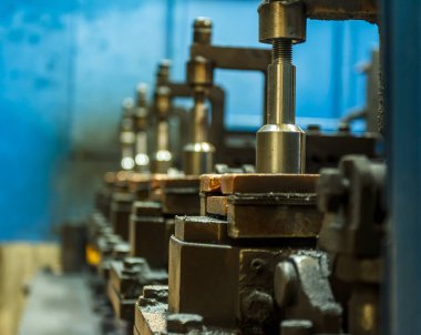 Kaynak robotları hareket otomobil parçaları bir araba fabrikasında