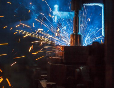 Kaynak robotları hareket bir araba fabrikasında