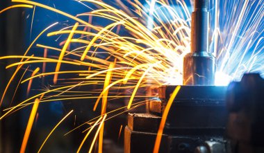 Kaynak robotları hareket otomobil parçaları bir araba fabrikasında