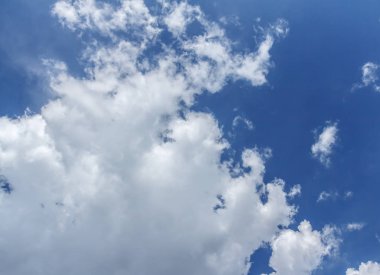 Mavi gökyüzü bulutlu kadar güzel yakın.