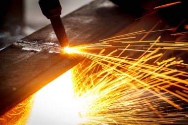 Kaynakçı tarafından kesme metal konstrüksiyon imali atölye büyük portakal kullanarak şekillenmesine yol açtı