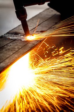 Kaynakçı tarafından kesme metal konstrüksiyon imali atölye büyük portakal kullanarak şekillenmesine yol açtı