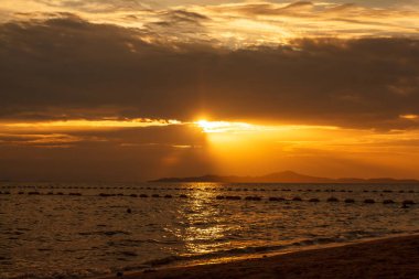 Pattaya günbatımı sahilde. Ünlü turistik Tayland.